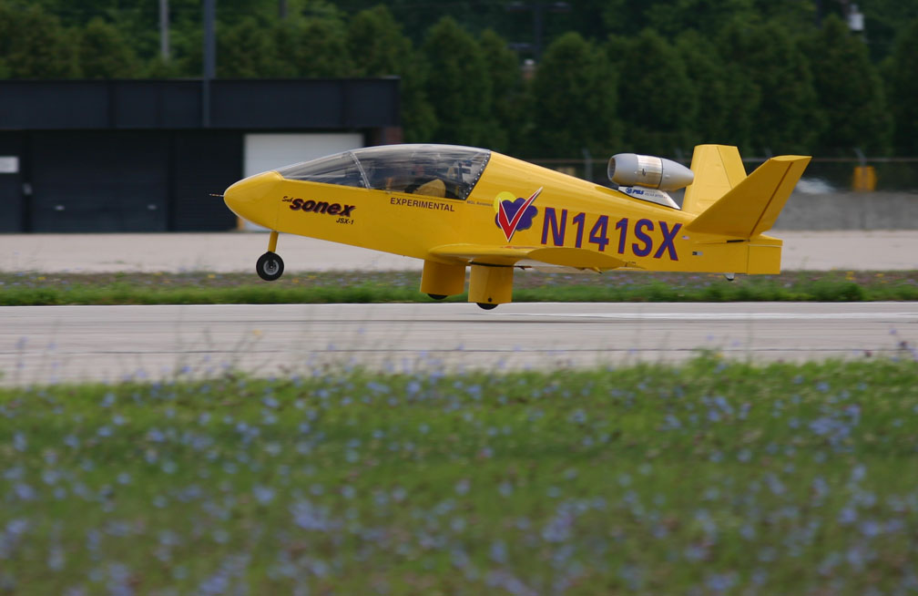 Bob Carlton and the Super Salto gliding into air show